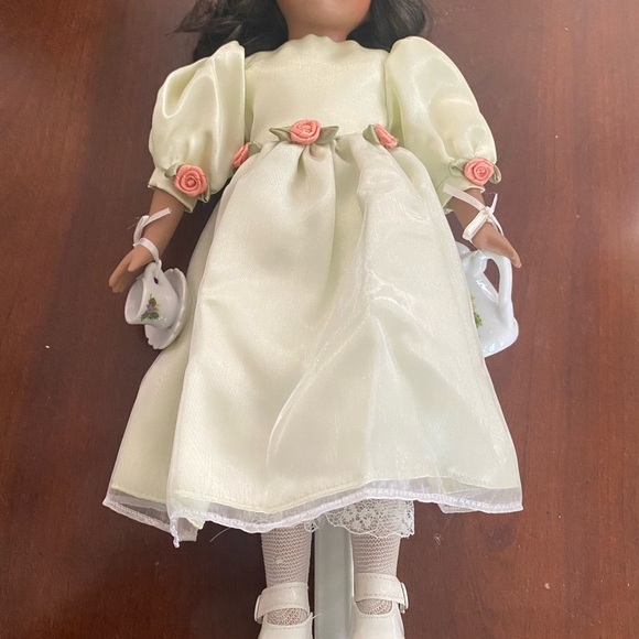 Black porcelain doll on stand - Picture 9 of 16